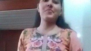 Awak Pesawat Pakistan Menggoda Lepas Pakaian Sendirian