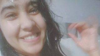 Gadis Remaja India Seksi Basah Kuyup Dengan Bra Transparan Di Kamar Mandi