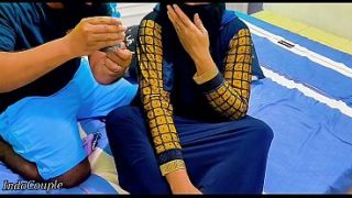 Adik Tiri Berhijab Tunjukkan Memeknya Untuk Dimainkan, Tapi Kakak Tiri Salah Masukkan Mainan Ke Lubang Pantat