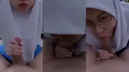 Hijab Seksi Berkacamata Mengulum Batang Penis