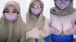 Ukhti Berhijab Berkacamata Pamer Payudara Montok Menggoda