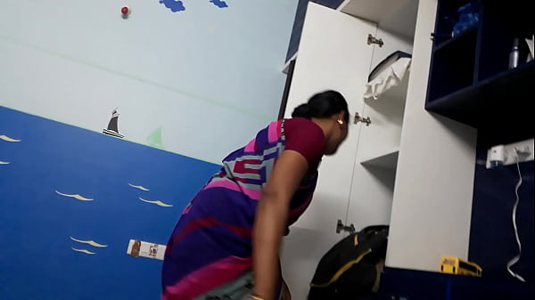 Mbak Desi Baru, Pelayan Seksi Yang Bikin Kamar Mandi Basah Kuyup.
