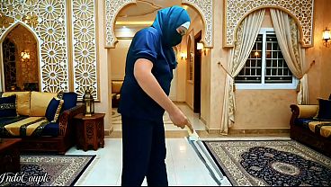Ngentot! Pembantu Hijab Disuruh Nyusup Kontol Majikan, Telan Habis Air Mani.