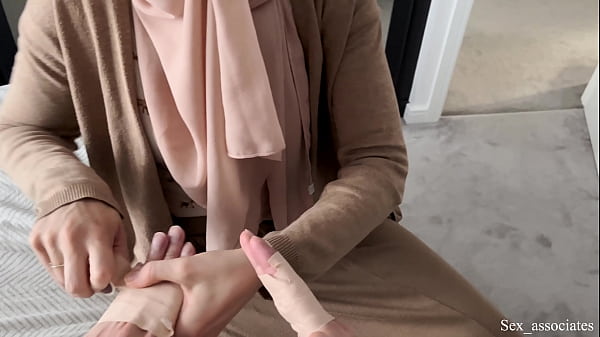 Ibu Tiri Arab Bantu Anak Tiri Dengan Tangan Patah, Layanan Intim Hingga Ke Ranjang