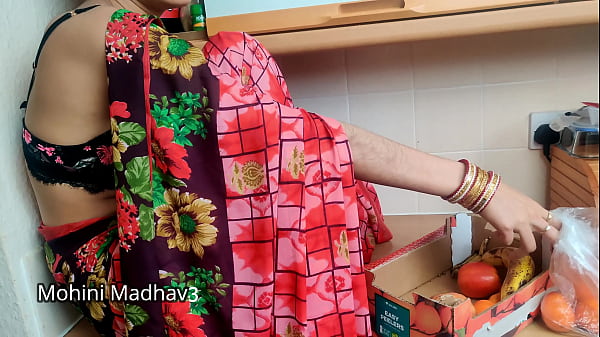 भारतीय देसी फल बेचने वाली माँड ने ग्राहक के साथ भयंकर चुदाई करके सौदा पक्का किया, हिंदी ऑडियो