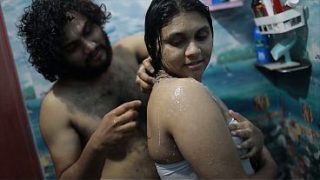 Cewek India Mandi Air Panas, Adik Tiri Jadi Pelarian Malam