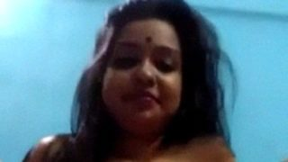 Cewek India Manis Pamer Pantatnya Sambil Colok Memek Basah