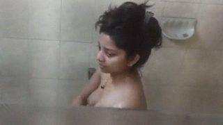 Kamera Tersembunyi Di Kamar Mandi India, Bikin Makin Panas Dan Penuh Gairah.