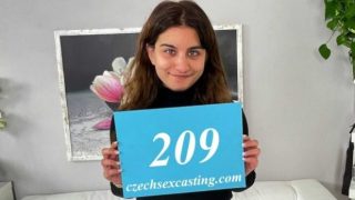 Mia, Cewek Mungil Seukuran Saku, Digebuk Habis Di Casting Porno.