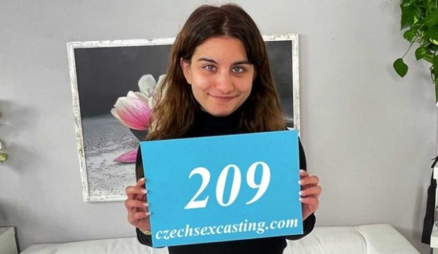 Mia, Cewek Mungil Seukuran Saku, Digebuk Habis Di Casting Porno.