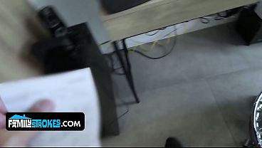 Anak Tiri Cewek Latin Goyangin Tubuh Seksi Di Depan Bokap Tiri, Bikin Ngiler.