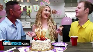 Anak Tiri Kecil Montok Natural, Daisy Lavoy, Menggoda Dan Naik Ke Atas Kontol Bapak Tirinya.