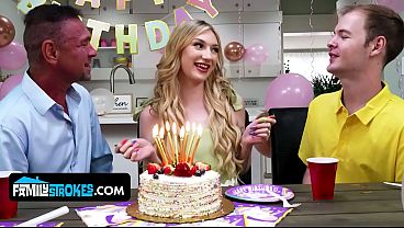 Anak Tiri Kecil Montok Natural, Daisy Lavoy, Menggoda Dan Naik Ke Atas Kontol Bapak Tirinya.