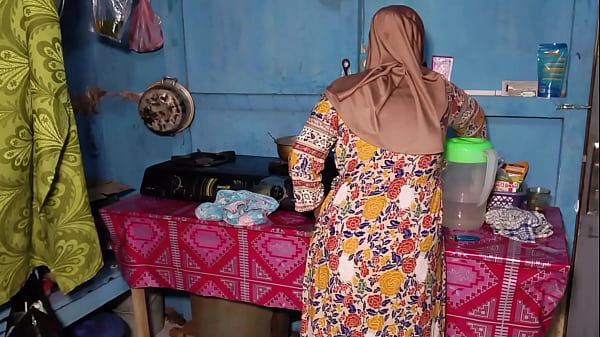Ngentotin Istri Temen Pas Lagi Masak, Crot Di Dapur.