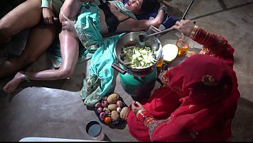 Ibu Tiri Dapur Xxx, Siapin Bumbu Panas Di Dapur India, Desi Step Mom Bikin Ngilu, Desi Step Mom Bikin Basah
