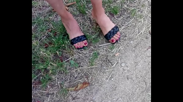 Ibu-ibu Arab Pelacur, Jari Kaki Seksi Dan Hak Tinggi Bikin Makin Liar.