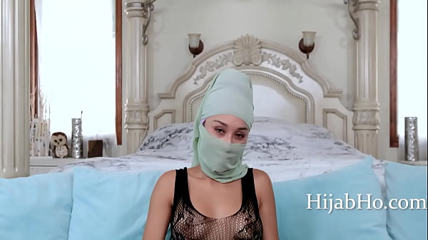 Ibu Tiri Berhijab Bikin Tenang – Cali Lee Memek Basah