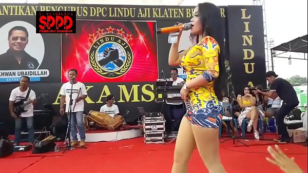 Tarian Erotis Indonesia – Sintya Riske Pamer Gerakan Liar Bikin Mencekik Di Atas Panggung