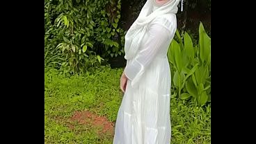 Nunjukin Pantat Hijabku Di Luar, Bikin Panas Mata Yang Lihat