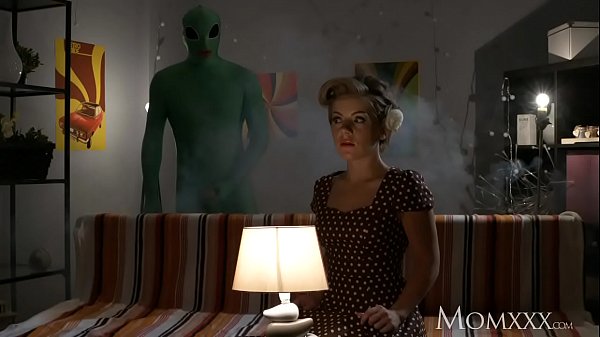 Ibu Rumah Tangga Kesepian Dirogoh Dalam-dalam Oleh Alien Pas Malem Halloween.