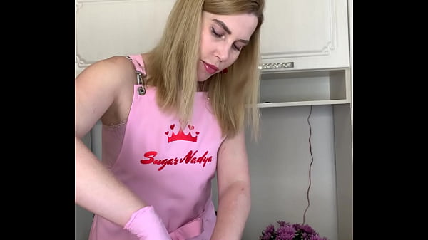 Bikin Makin Tegang, Ibu-ibu Rusia Seksi Lagi Wax Kontol Bulu Lebat.
