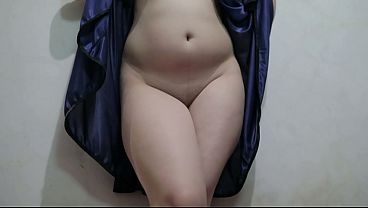 Cewek Indo Pake Lingerie Biru, Jongkok Sambil Colmek, Makin Greget Sange.