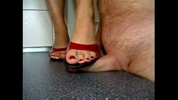 Bini Orang Lagi Nginjek-nginjek Kontol Adik Ipar, Panas Banget