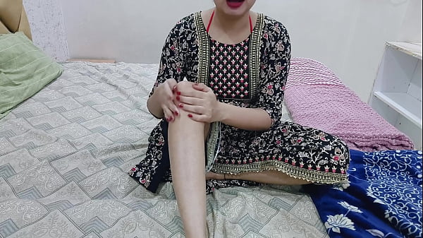 Kakak Tiri Lagi Sendirian Di Kamar, Aku Masuk Dan Mainin Memekku Di Depan Dia Pas Malam.