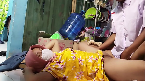Ibu Tiri Ngajak Ngentot Pas Mau Berangkat Sekolah, Pagi-pagi Udah Panas Dulu.