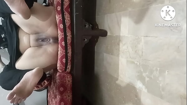 Bhabhi Pagi-pagi Digebukin, Muncrat Sampai Lantai Basah