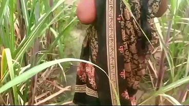 Ibu Dan Anak Tiri Ngentot Di Luar Rumah Kampung, Basah Kuyup Kena Hawa Panas.