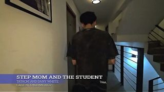 Ibu Tiri Lagi Ngajarin Murid, Gerakannya Bikin Makin Panas.