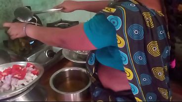 Ibu Rumah Tangga India Lagi Masak Sambil Main Cabul Sama Pacar.