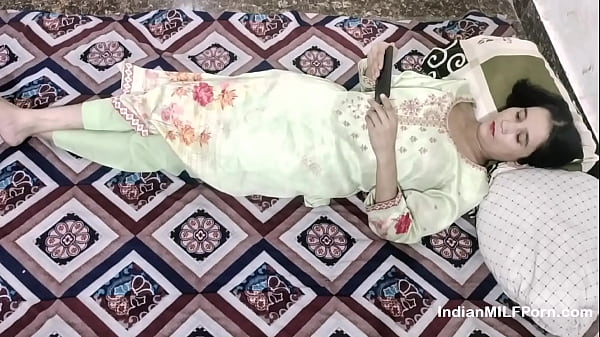 Cewek Nge-video Porno Di Hape, Doi Digebukin Kenceng Sama Kakak Tiri, Suara Hindi Bikin Makin Panas.
