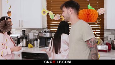 Ibu Tiri Marica Langsung Digebrak, Diajarin Tradisi Bebas Pake Di Keluarga Ini.