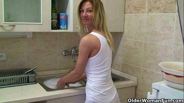 Ibu Bikin Video Coli Di Rumah, Bikin Makin Panas.
