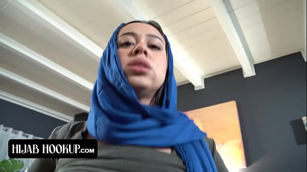 Nakal Banget, Cewek Arab Ini Nyepong Kontol Kakak Tirinya Biar Dia Bungkam Dari Orang Tua Sambungan Yang Galak.