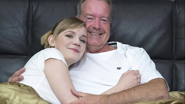 Blonde Seksi Bungkuk Biar Ditusuk Kontol Gede Kakek Tua