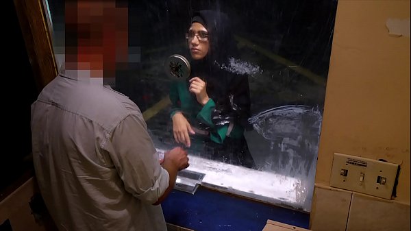 Wanita Arab Nelangsa – Ngentot Cari Duit Di Motel Kumuh, Memeknya Dibayar!