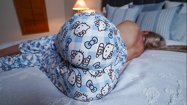 Ibu Tiri Bangun Pagi Lihat Kontol Keras Anak Tiri, Bantu Tante Tua Crot Cepat, Bawa Lampu Kecil.