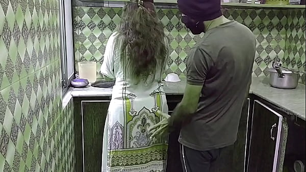Bini Tetangga Lagi Sibuk Masak Di Dapur, Langsung Digaruk Dari Belakang, Suara Desahannya Bikin Makin Panas, Lengkap Dengan Audio Hindi Yang Bikin Makin Erotis.