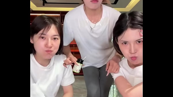 Cô Nàng Lùn Xinh đẹp ở Trung Quốc Khiến Ai Cũng Muốn Chạm Vào