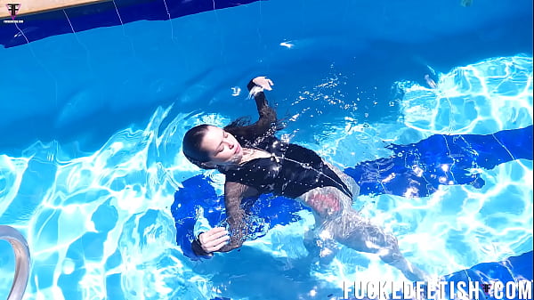 Jessica Bunny Ngebut Kolam Renang, Basah-basahan Sambil Merem Melek, Becek Banget.