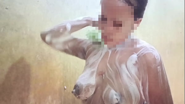 Lihatin Aku Mandi, Sayang, Biar Makin Basah Dan Panas.