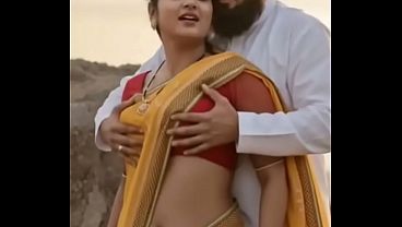 Desi Bhabhi Saree Nya Dipencet-pencet, Romantika Panas Bikin Makin Liar.