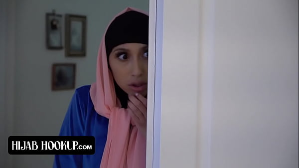 Ngentot Memek Sempit Cewek Cantik Berhijab Sambil Bokong Montok Digebukin Sama Instruktur Horny