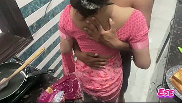 Desi Bhabhi Nange Pairo Kitchen Mein Jhuk Ke Khana Bana Rahi Thi, Tab Uski Chudai Ki