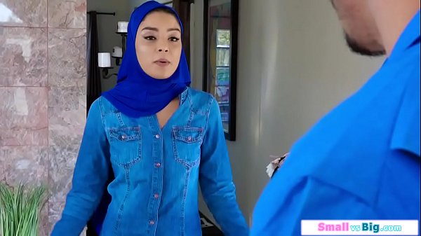 Gadis Arab Masih Muda Digenjot Dua Pria Besar