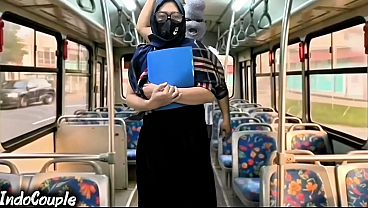 Istri Muslim Pulang Kuliah Sendirian Di Bis, Langsung Digrebek Bangsat Ngentot Di Atas Jilbab