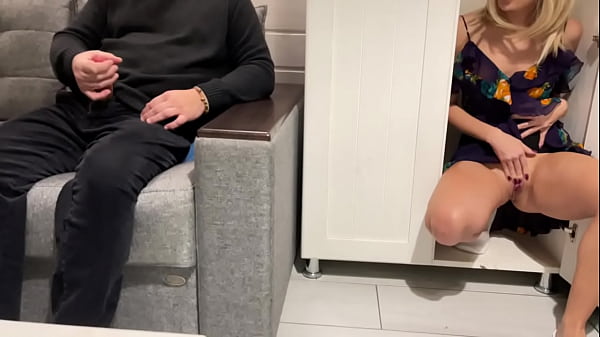 Ibu Tiri Ngintip Anak Tiri Nonton Bokep Sambil Col*i, Lalu Dia Nger*jang Dan Ngent*tin Dia.